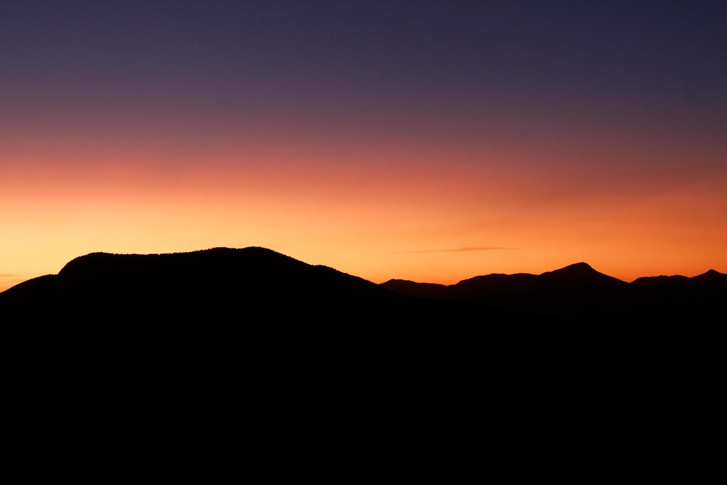 puesta de sol naranja y violeta foto