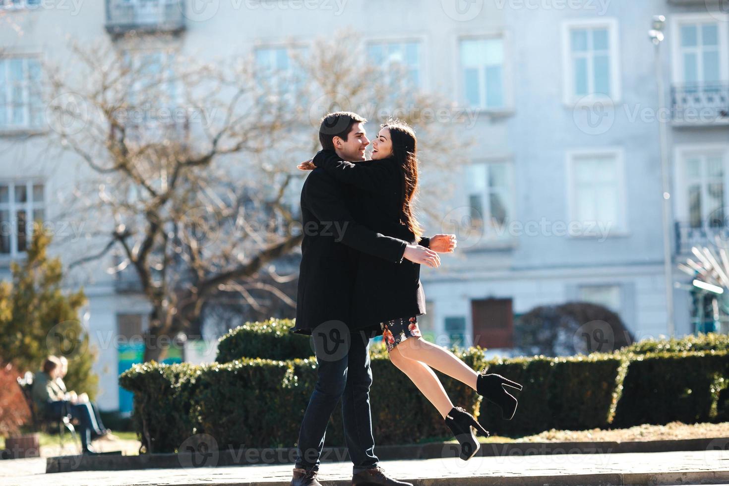 pareja en el fondo de la ciudad foto