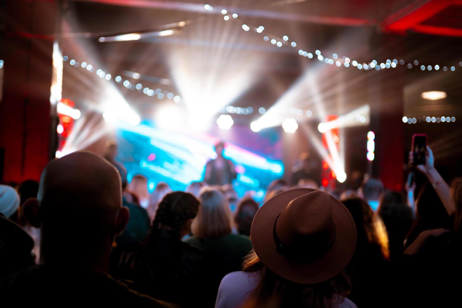 foto de muchas personas disfrutando de un concierto de rock en una discoteca