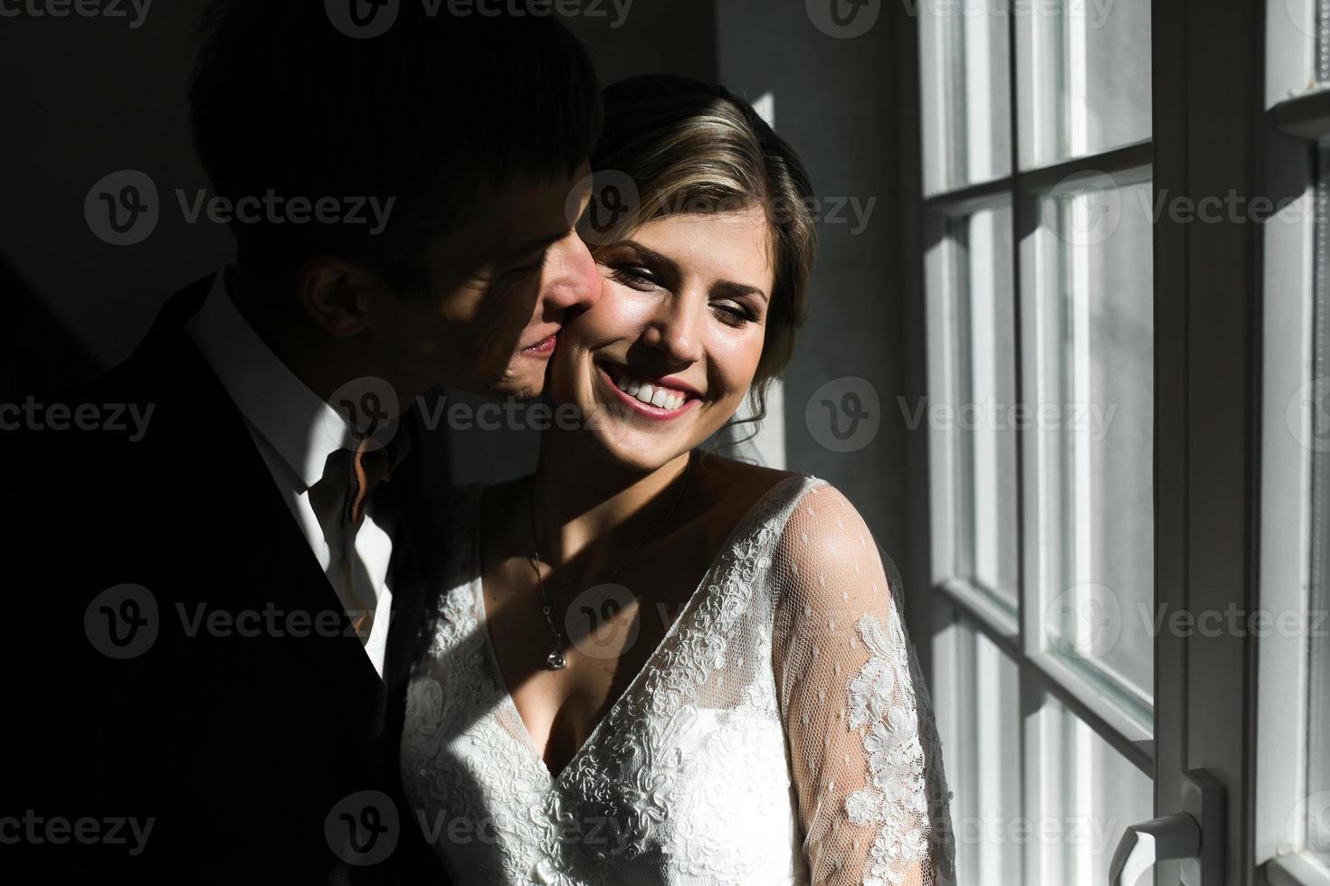 novia y novio en el fondo de una ventana. foto