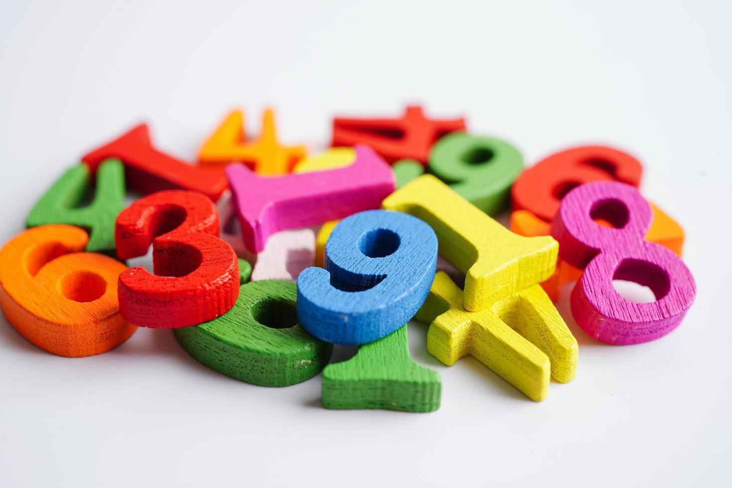 número de cubos de bloques de madera para aprender matemáticas, concepto de matemáticas educativas. foto