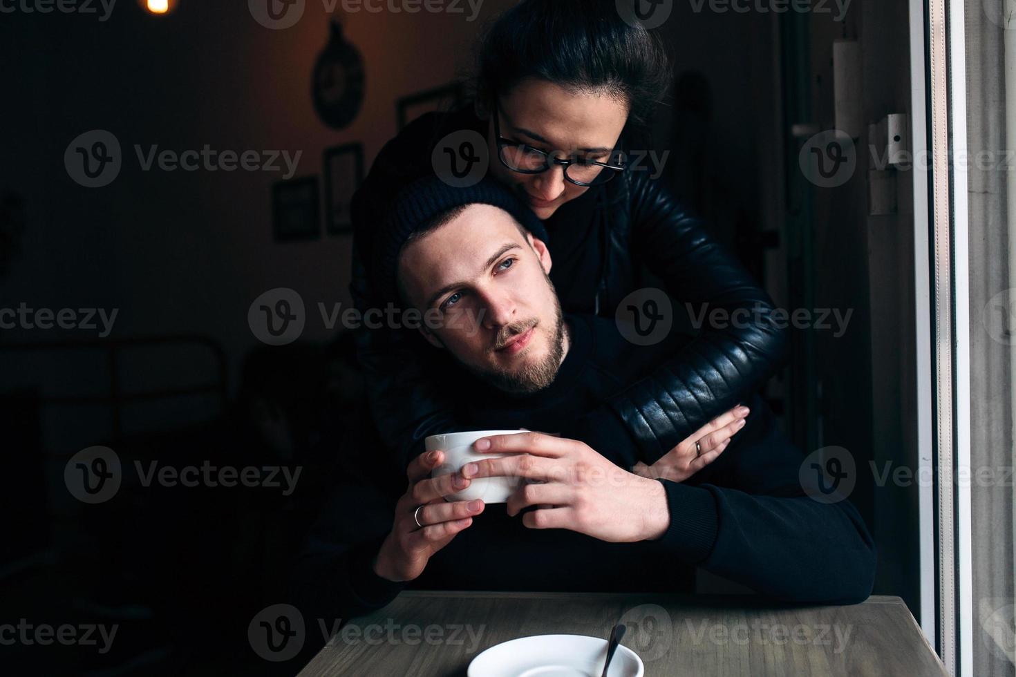 joven y mujer posando en el interior foto