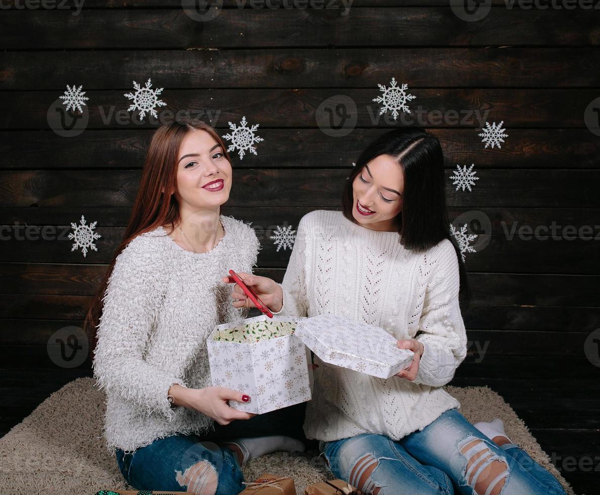 dos chicas jóvenes con regalo de vacaciones foto