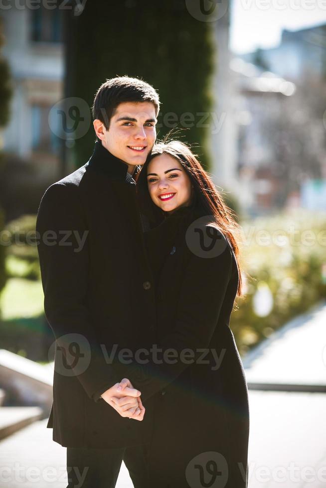 pareja en el fondo de la ciudad foto