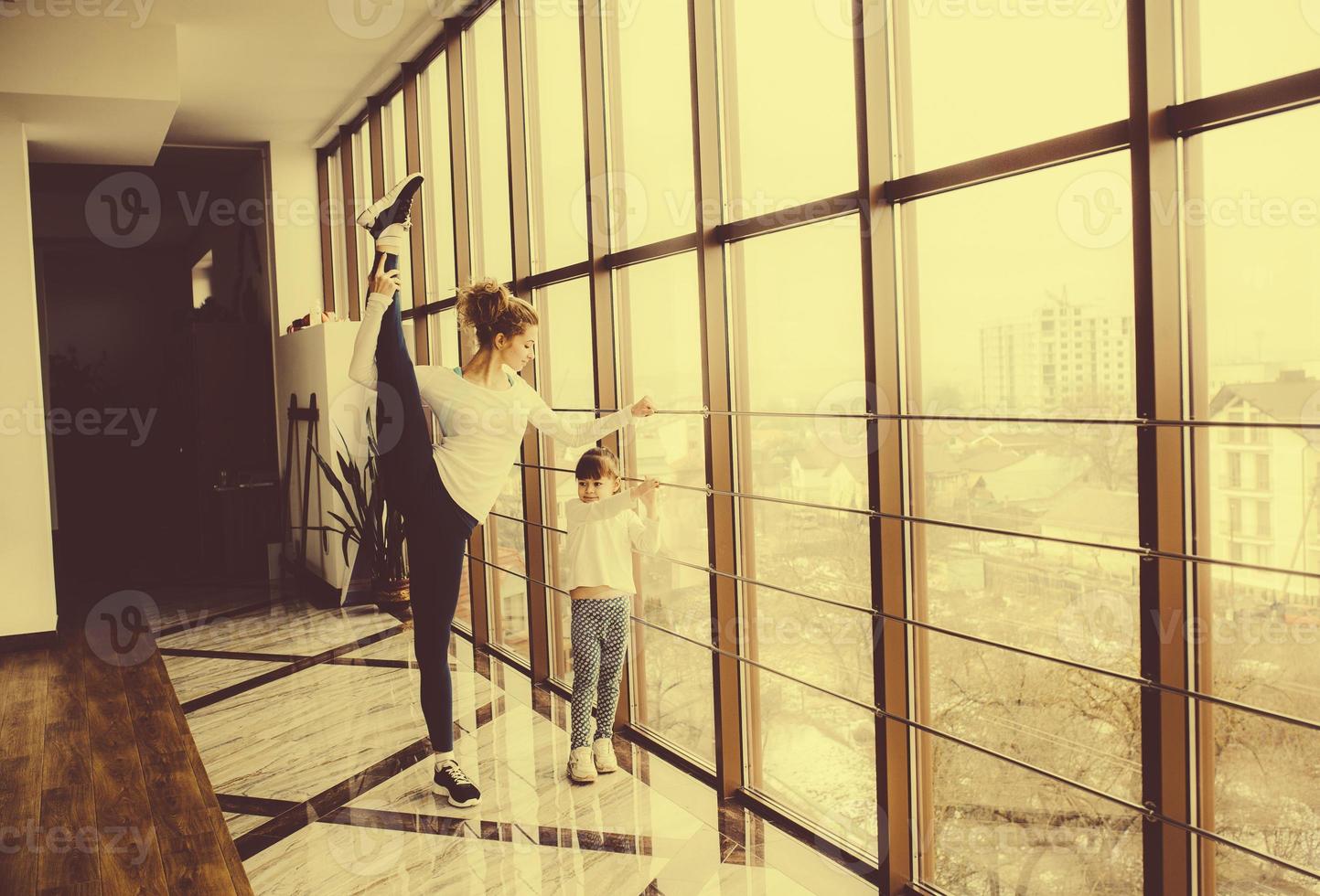 familia encantadora pasa tiempo en el gimnasio foto