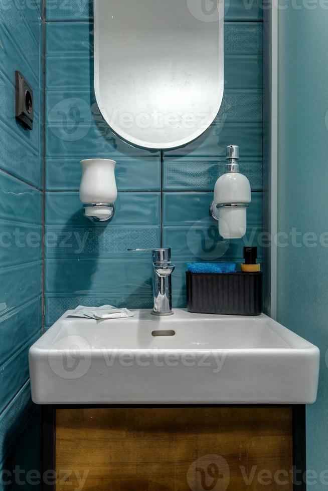 inodoro y detalle de una cabina de ducha de esquina con accesorio de ducha de montaje en pared foto