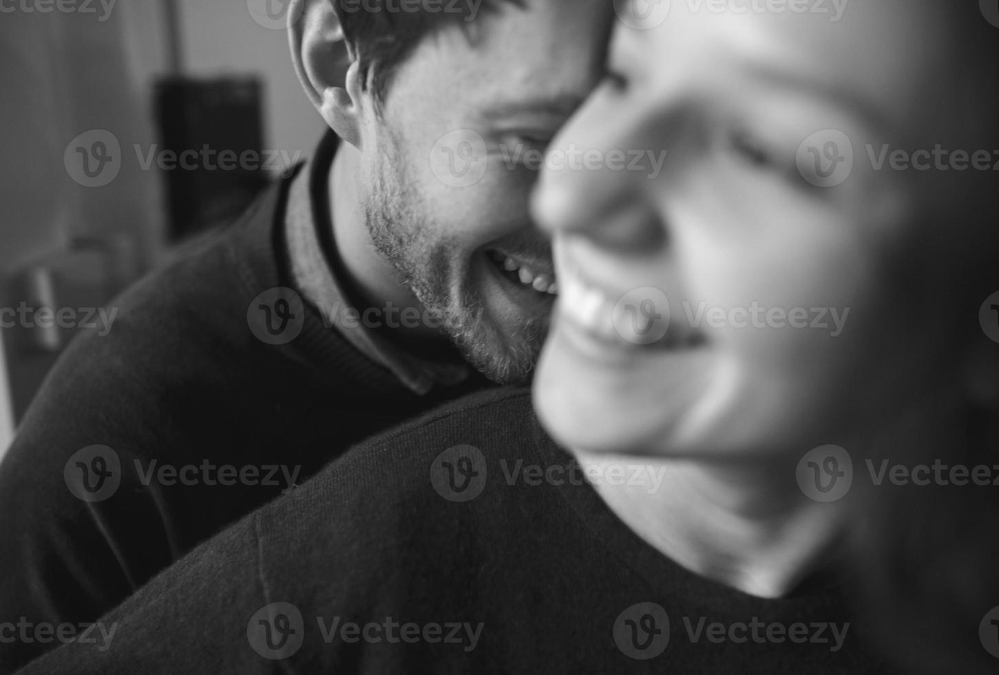 vintage pareja abrazos y riendo .coffee shop foto