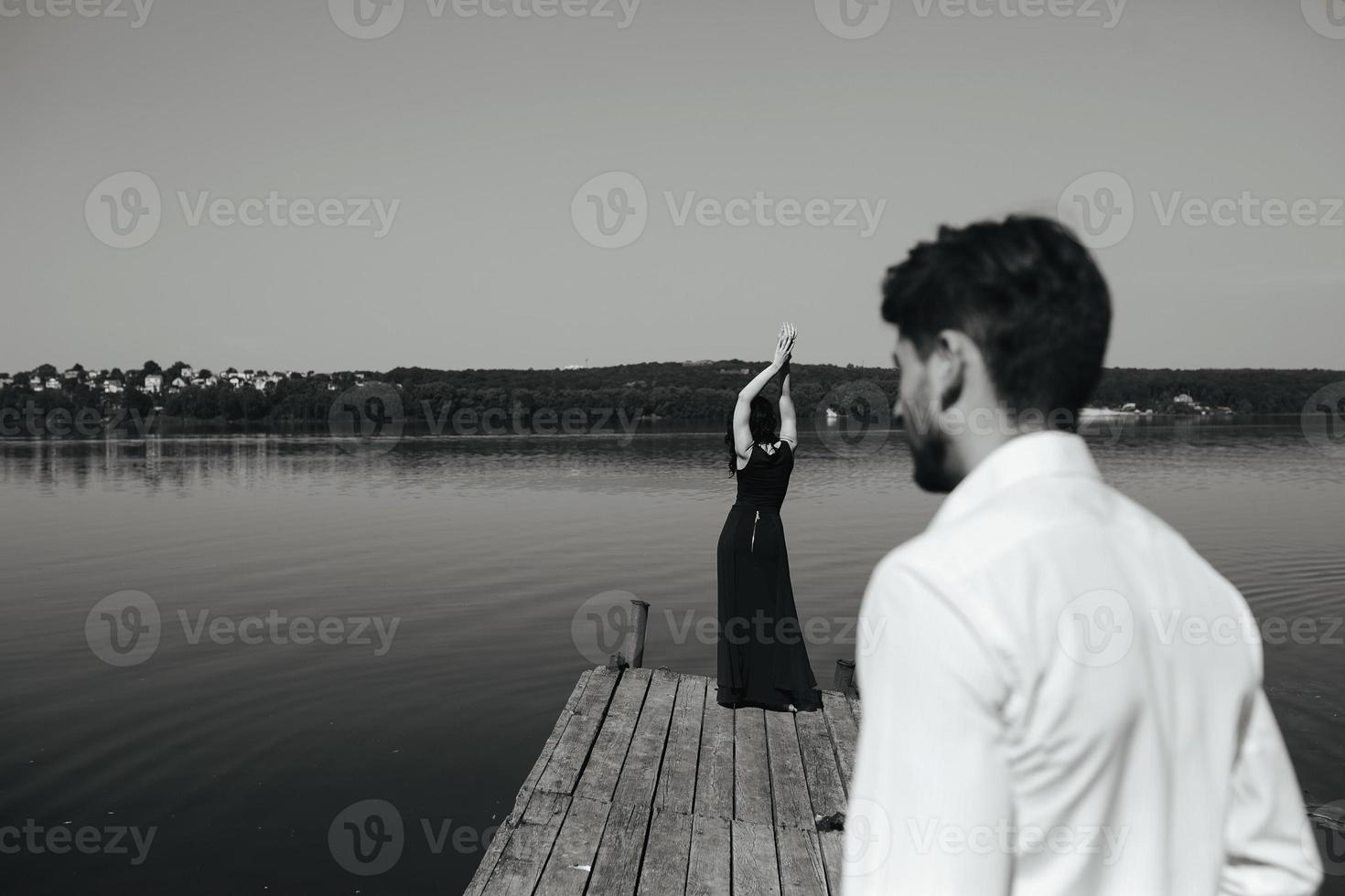 pareja pasa tiempo en el muelle de madera foto