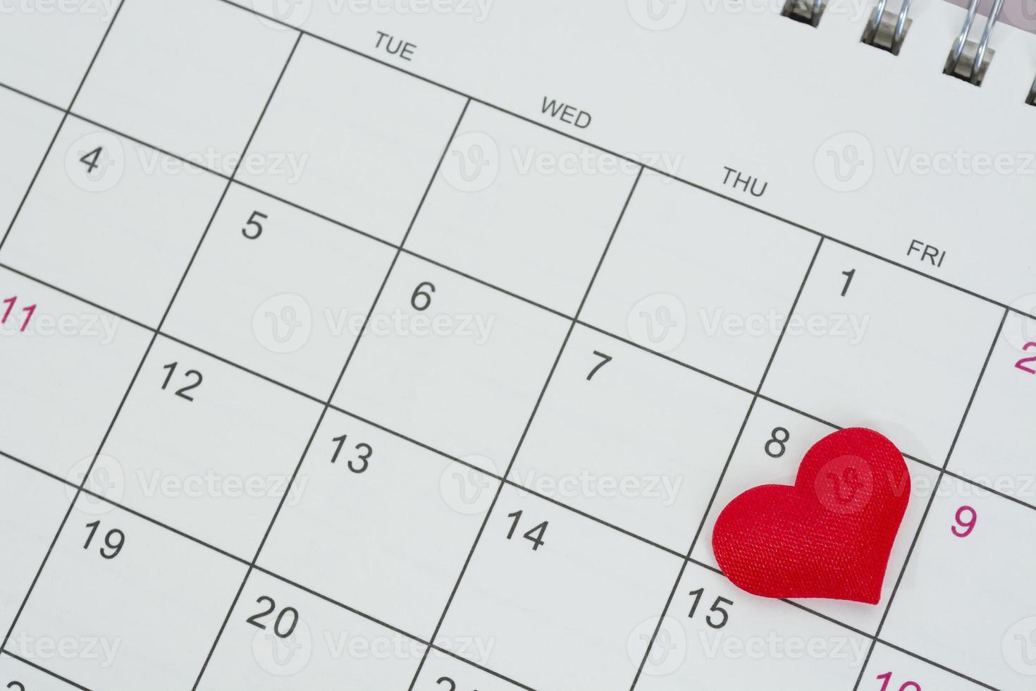 forma de corazón rojo en la fecha del octavo día del calendario. foto