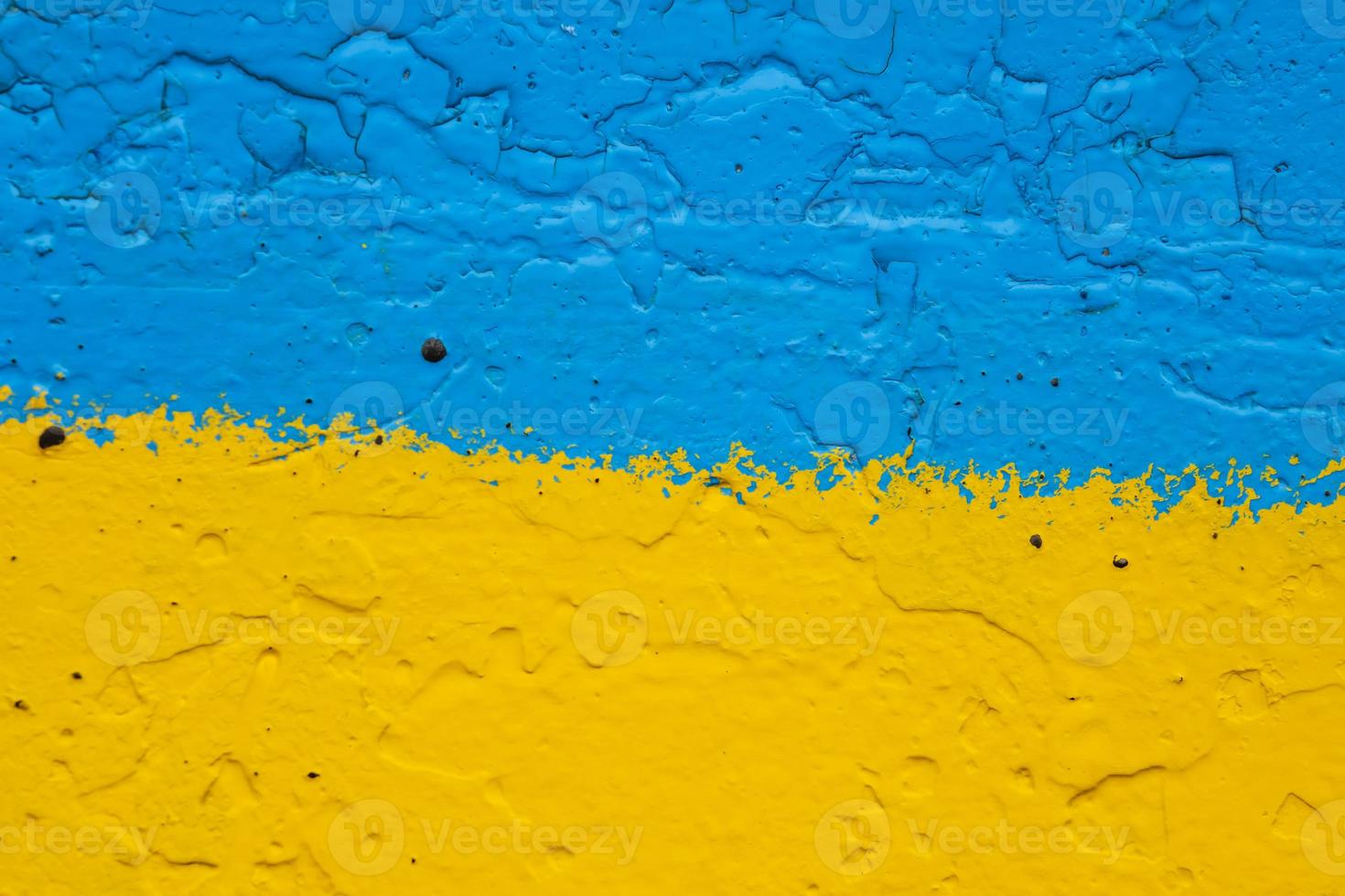 muro de hormigón pintado de amarillo y azul como la bandera ucraniana, el país de la víctima del agresor foto