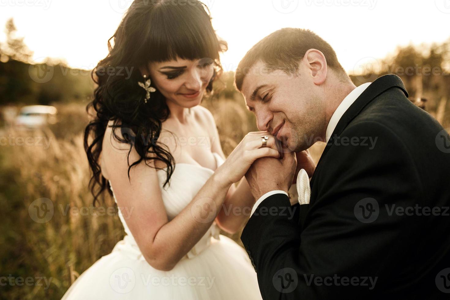 encantadora pareja pasa tiempo en el campo foto