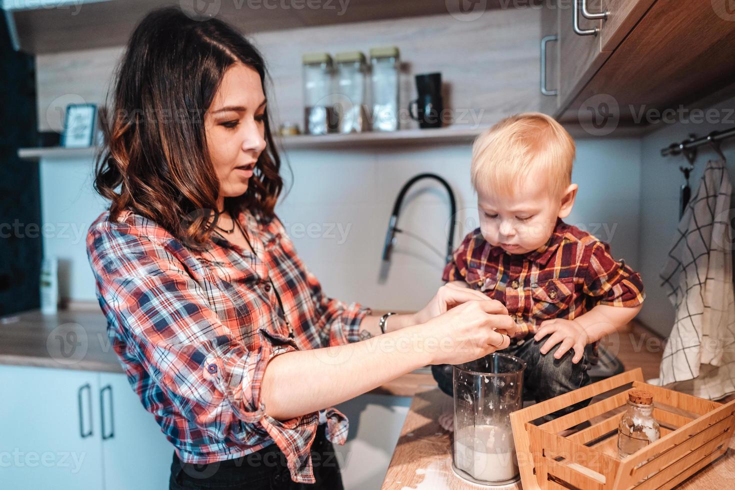 mamá e hijo pequeño en la cocina foto