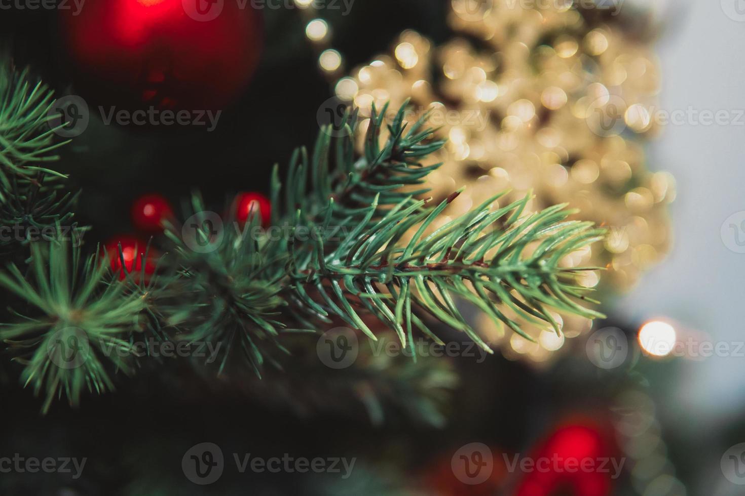 rama de árbol de navidad con juguetes foto