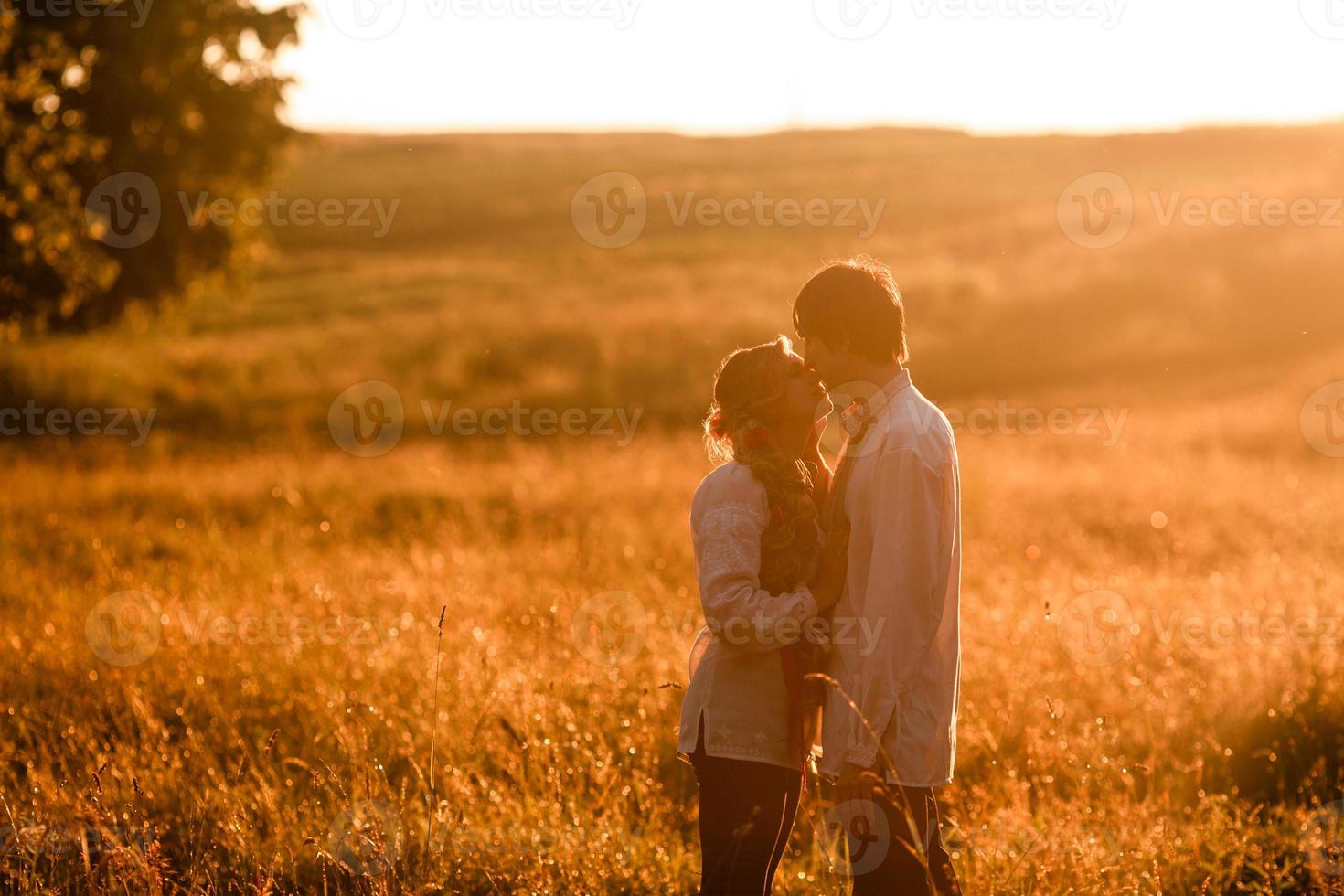 pareja corriendo al atardecer foto