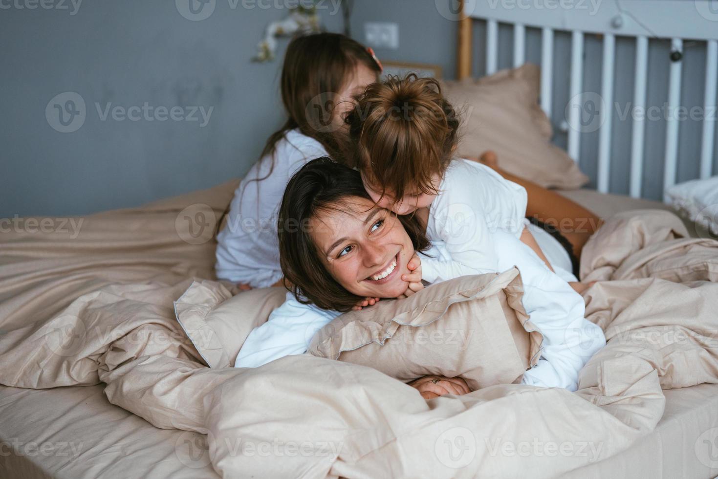 mamá y sus dos lindas hijas se están divirtiendo foto