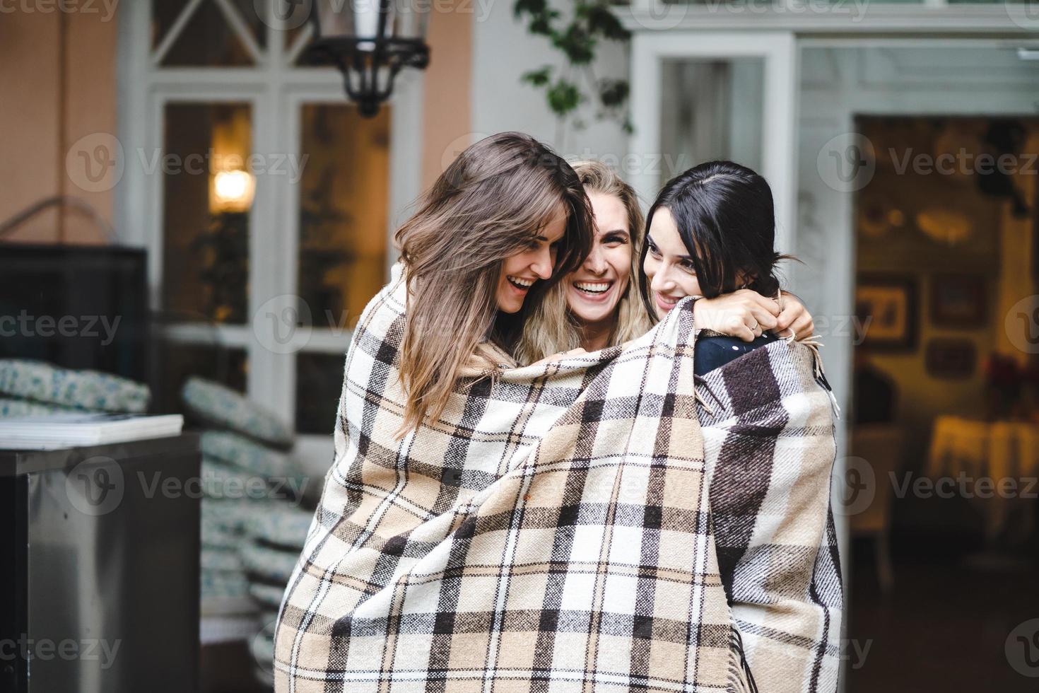 tres amigas en la veranda foto