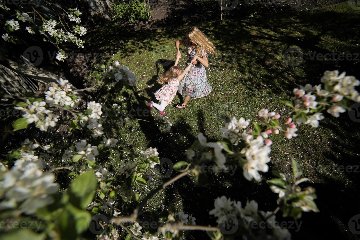 madre torcer hija en el jardín foto