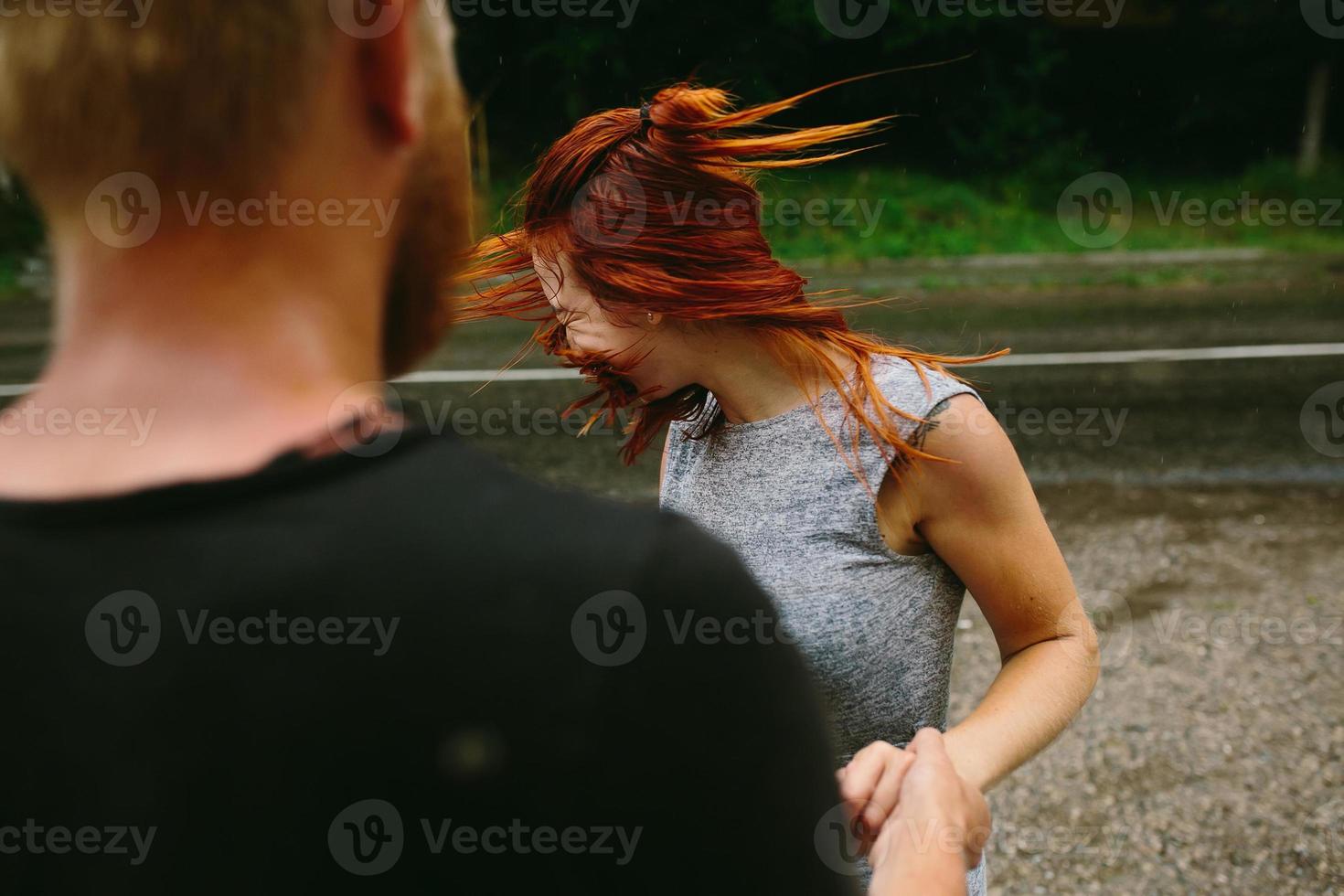 hermosa pareja disfrutando de la vida foto