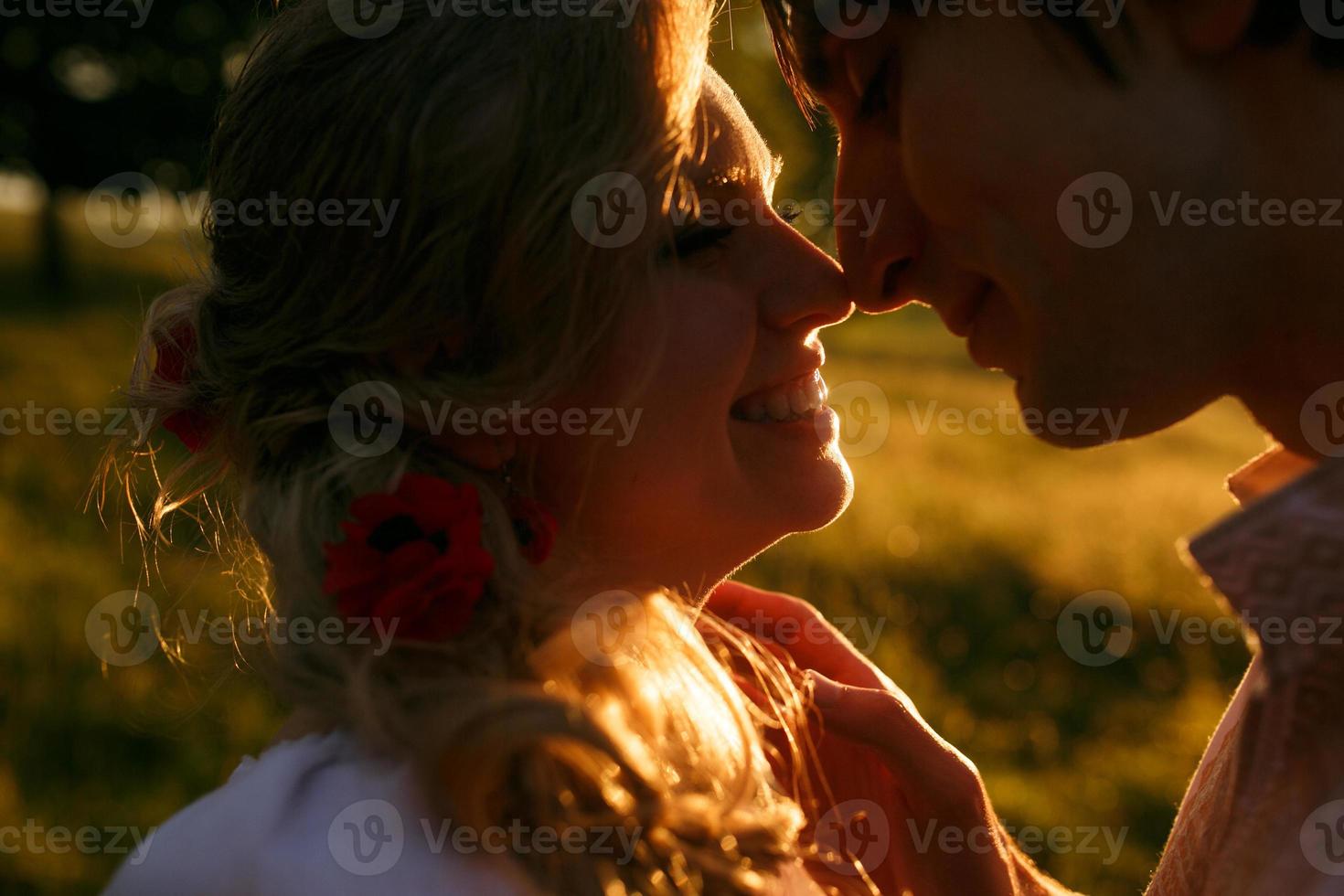 pareja besándose al atardecer foto