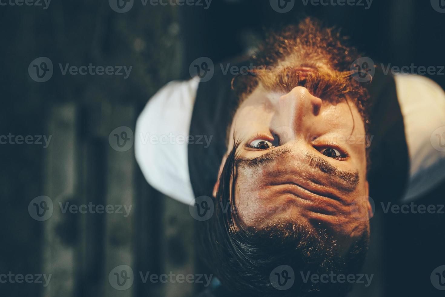 un hombre en un hangar con luz tenue foto