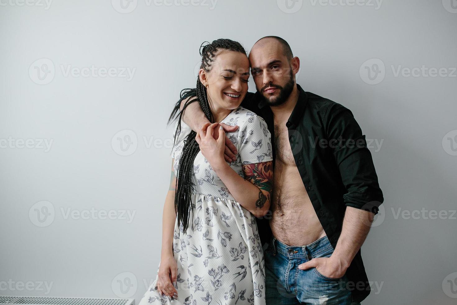 hombre y mujer en una pared blanca foto