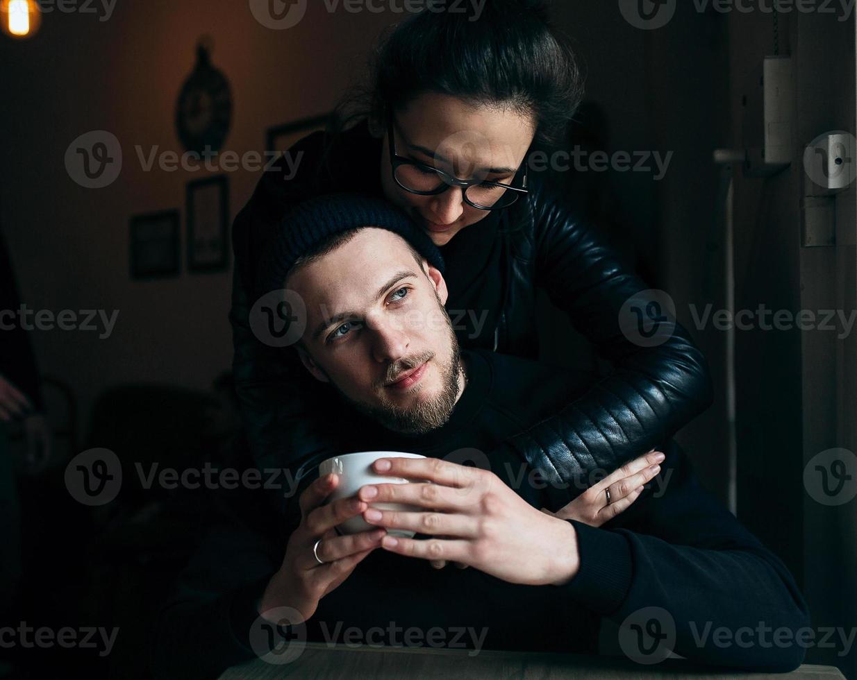 joven y mujer posando en el interior foto