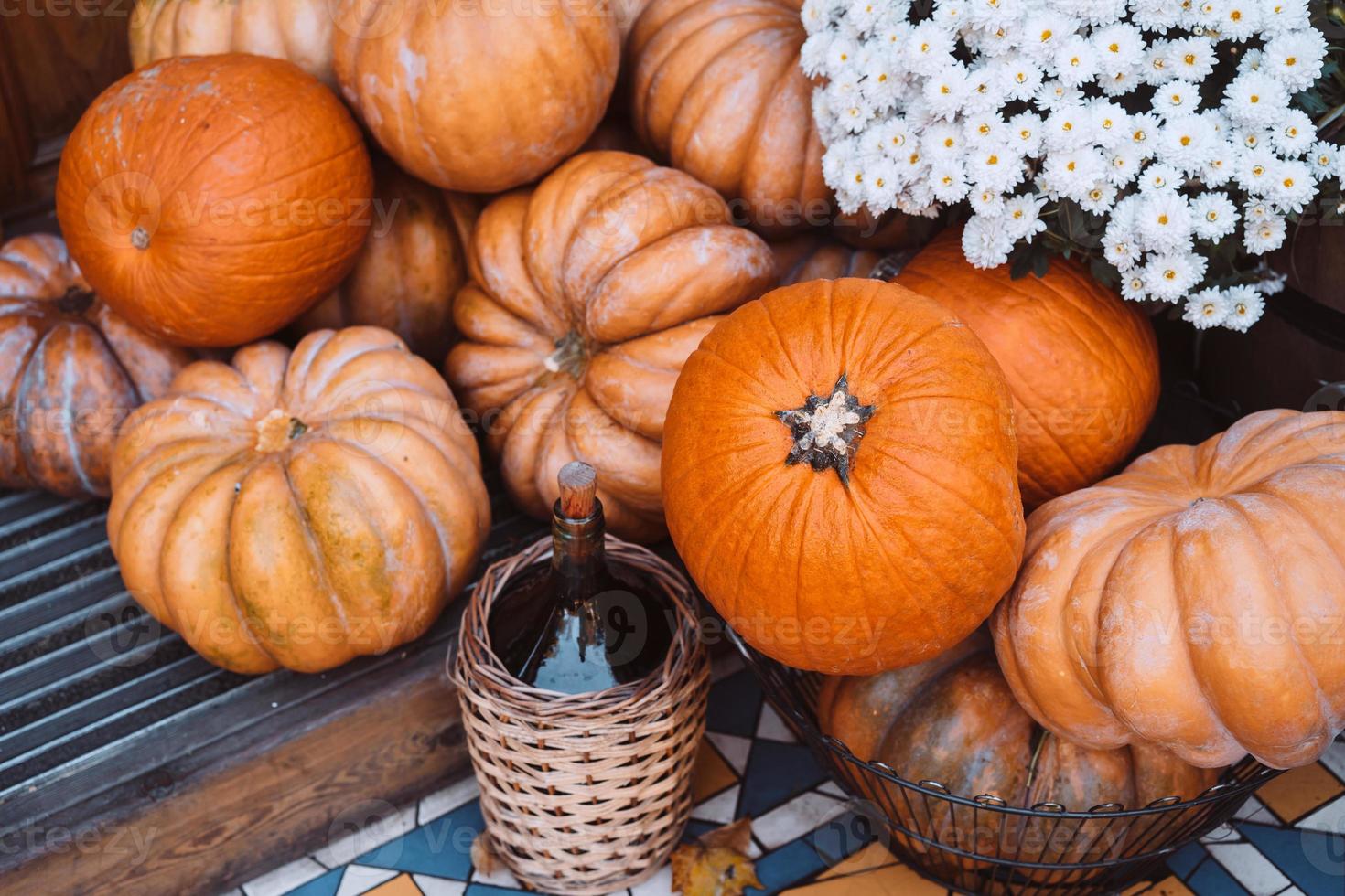 decoración de otoño con calabazas y flores en una calle de una ciudad europea foto