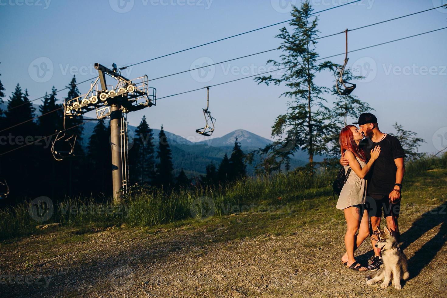 Photo beautiful couple in the mountains close angle