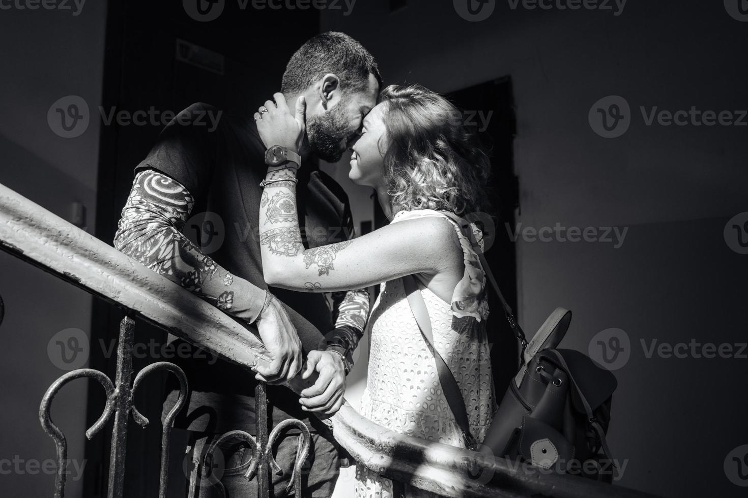 chico y chica están posando en las escaleras foto