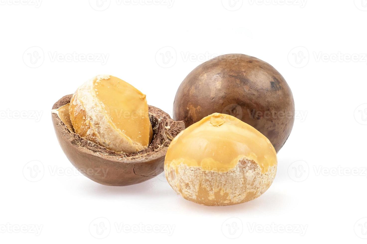 nueces de macadamia aisladas sobre fondo blanco. elemento de diseño de paquete con trazado de recorte foto