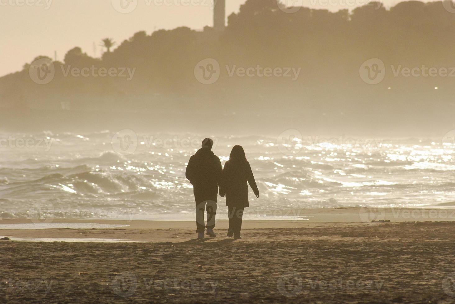 amantes caminando en una playa foto