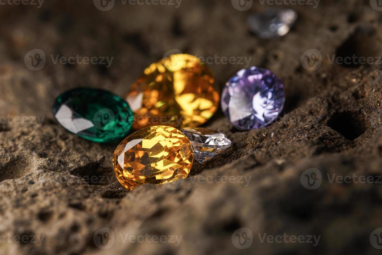 piedra preciosa de zafiro natural, joya o gemas en color negro brillante, colección de muchas piedras preciosas naturales diferentes amatista, foto