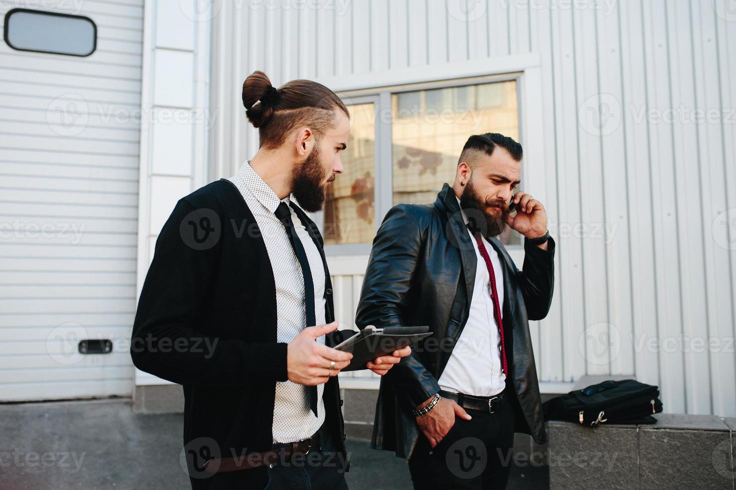 dos empresarios en el trabajo foto