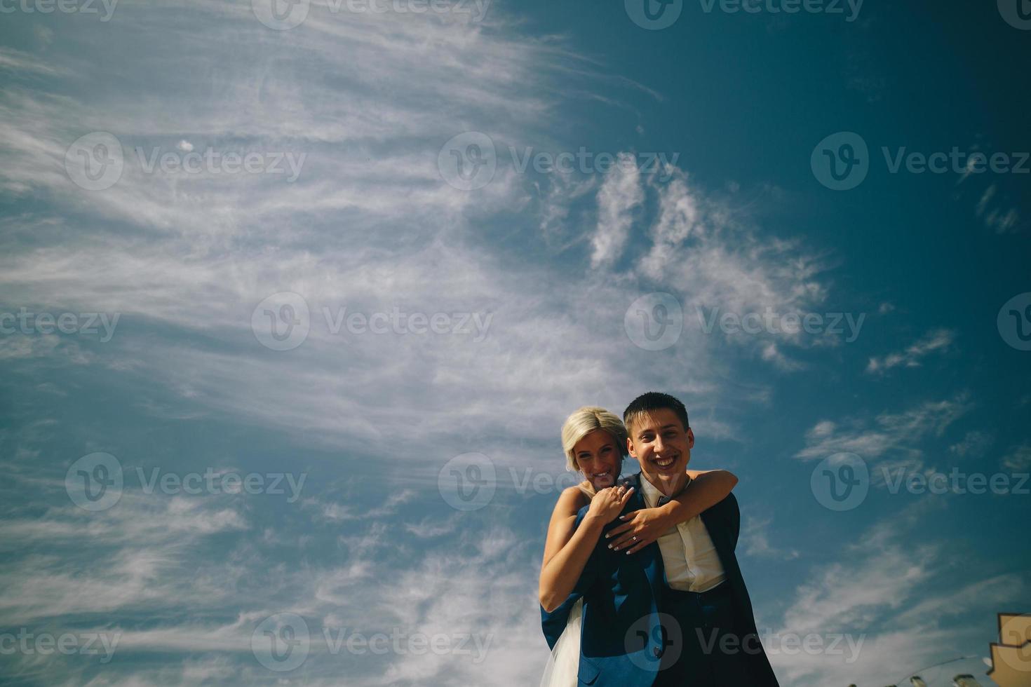 novia y novio en el fondo del cielo foto