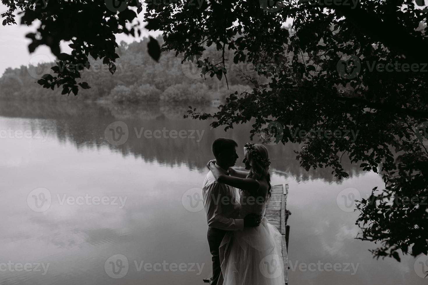 pareja de novios en el viejo muelle de madera foto