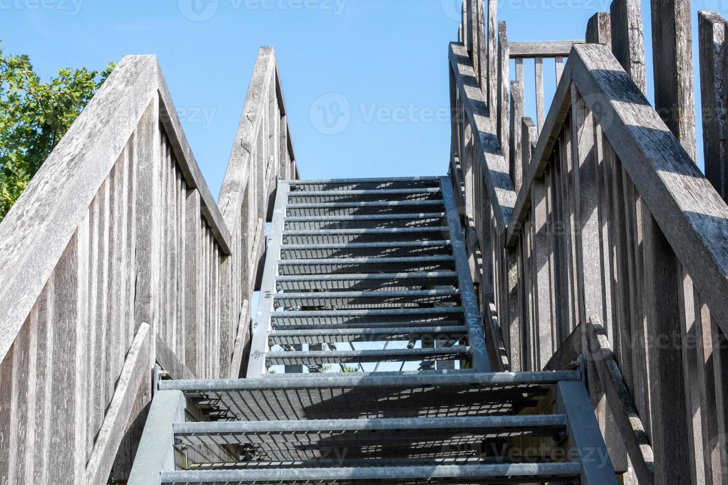 escalera al cielo bajo el sol foto