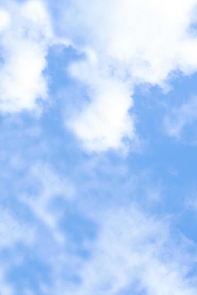 cielo azul y nube esponjosa blanca en un día soleado, natural vertical para el fondo de primavera o verano foto