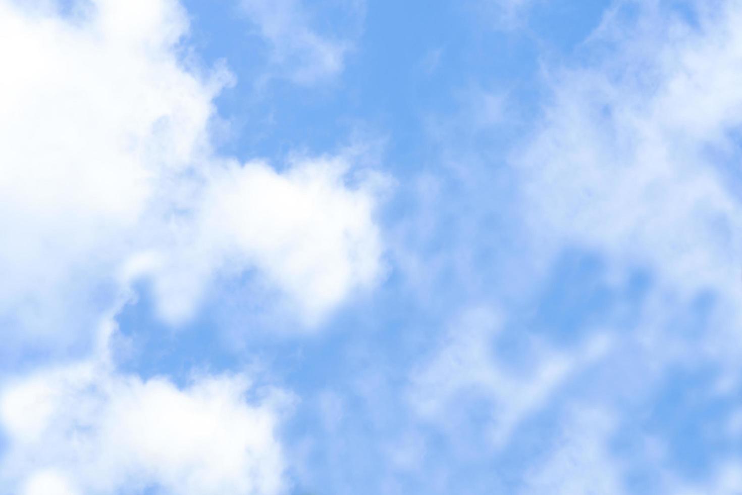 cielo azul con nubes esponjosas, banner de horizonte hermoso horizonte natural para el fondo de vacaciones de primavera o verano foto