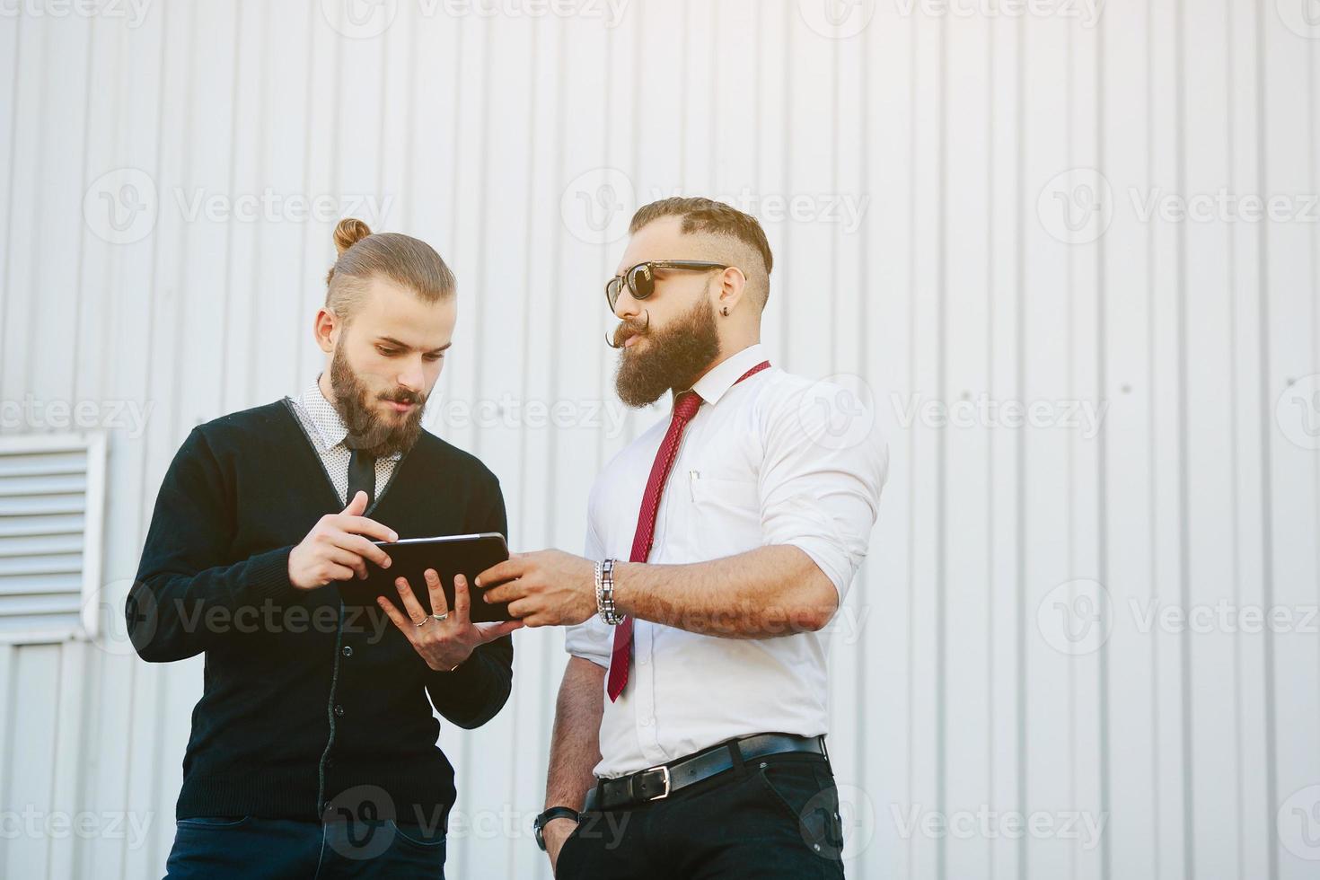 dos hombres de negocios discutiendo algo foto
