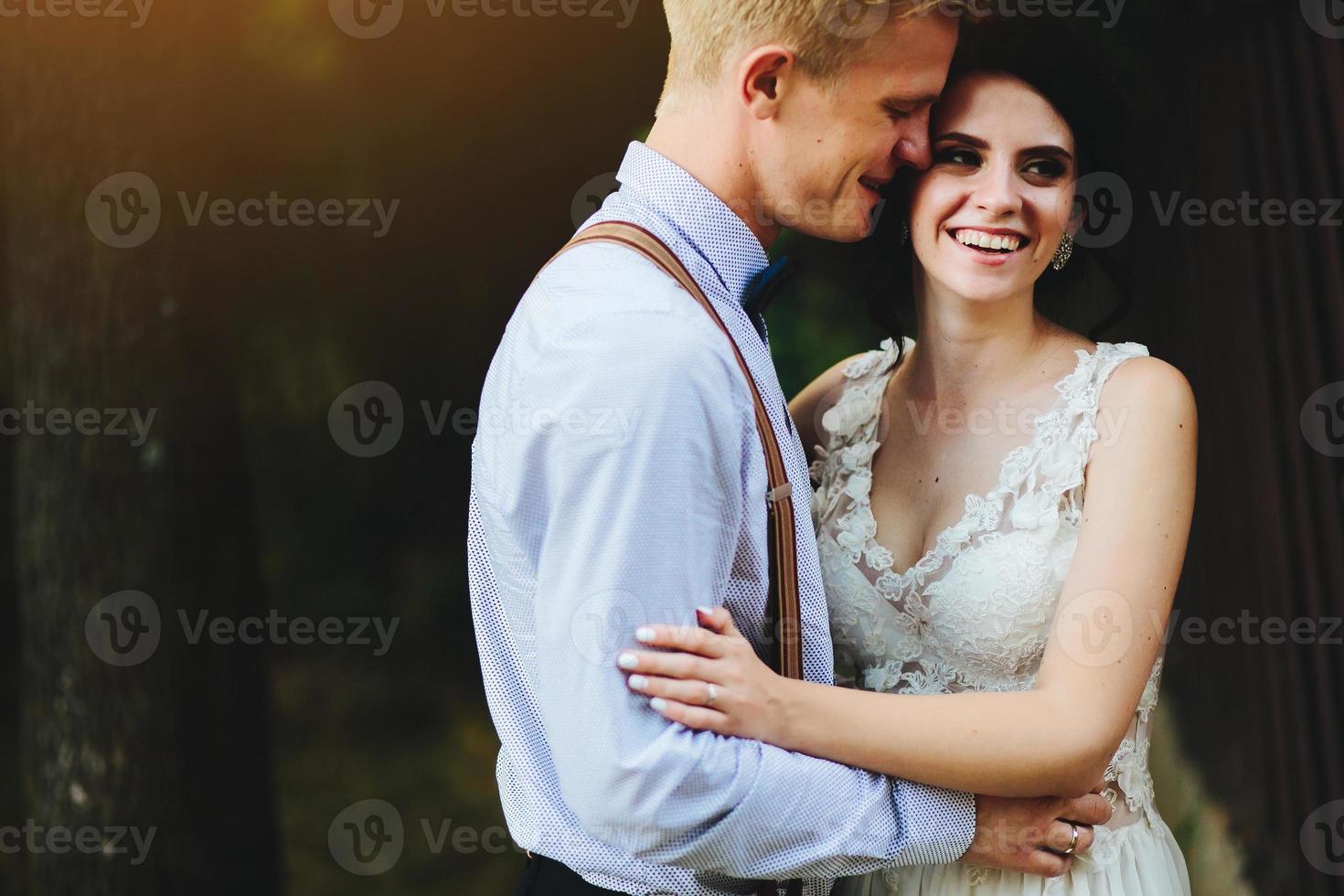 hermosa pareja de novios posando foto