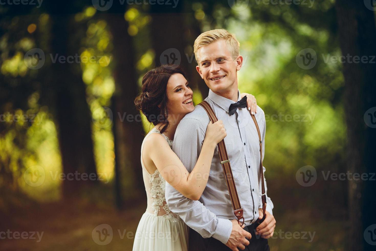 hermosa pareja de novios posando foto