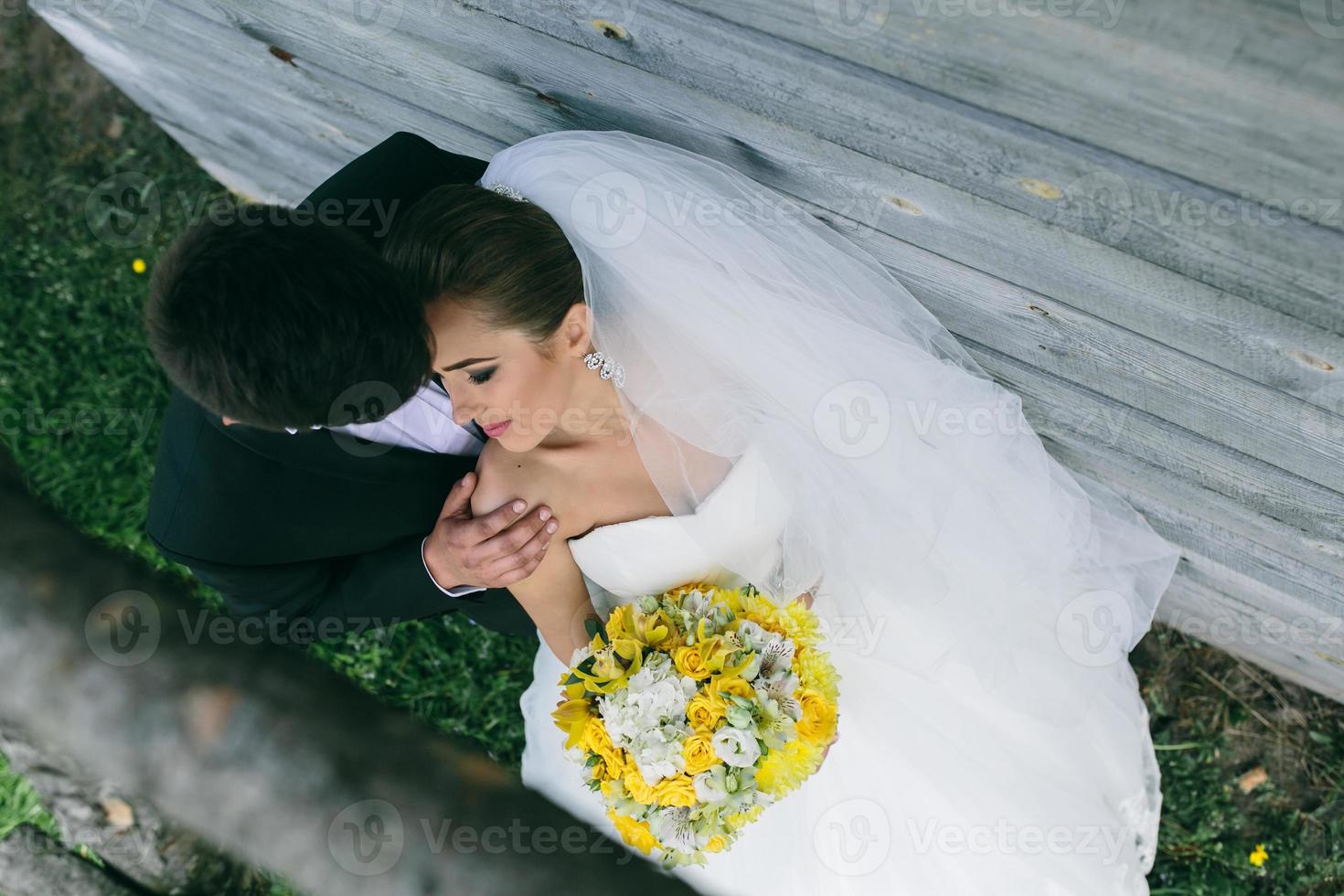 hermosa joven pareja de novios al aire libre foto