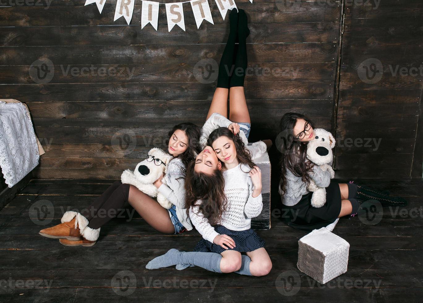 cuatro modelos encantadores posando sobre un fondo vintage de año nuevo foto