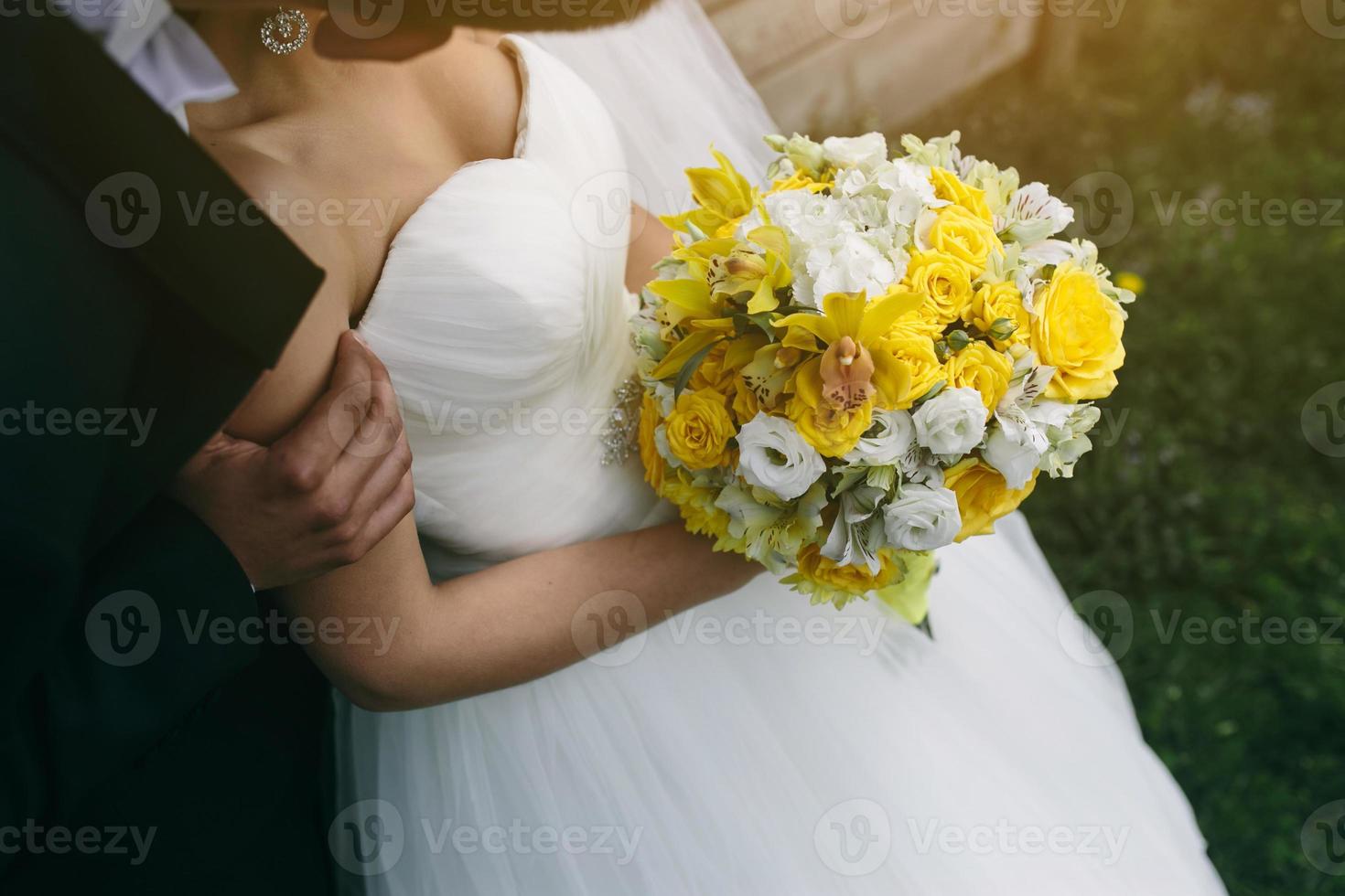 Photo wedding bouquet in hands of the bride