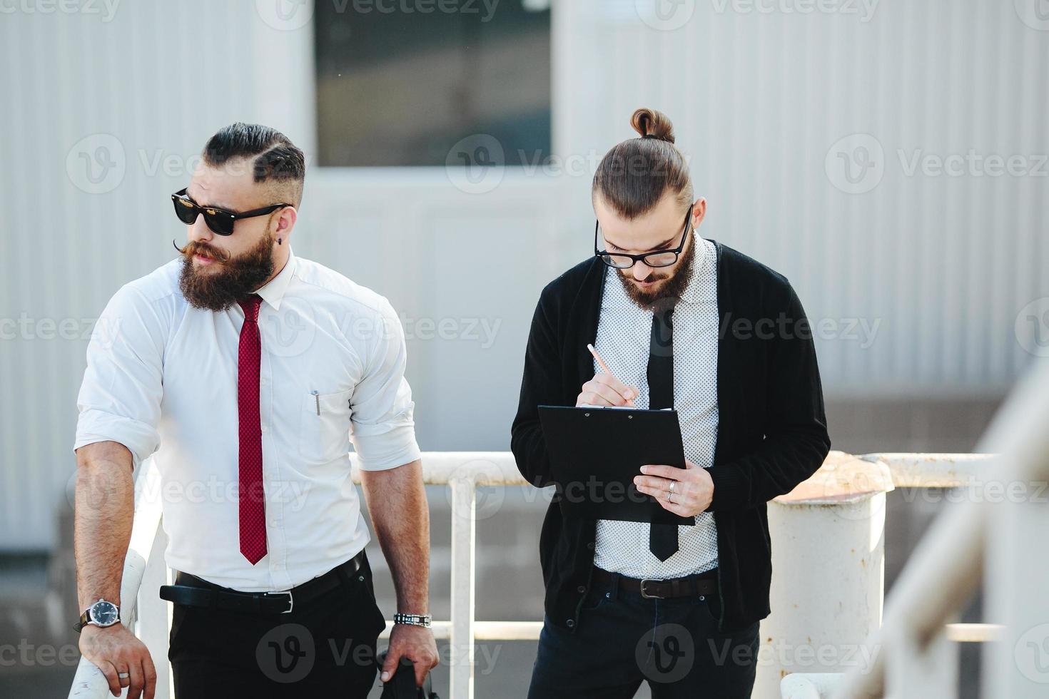 dos empresarios en el trabajo foto