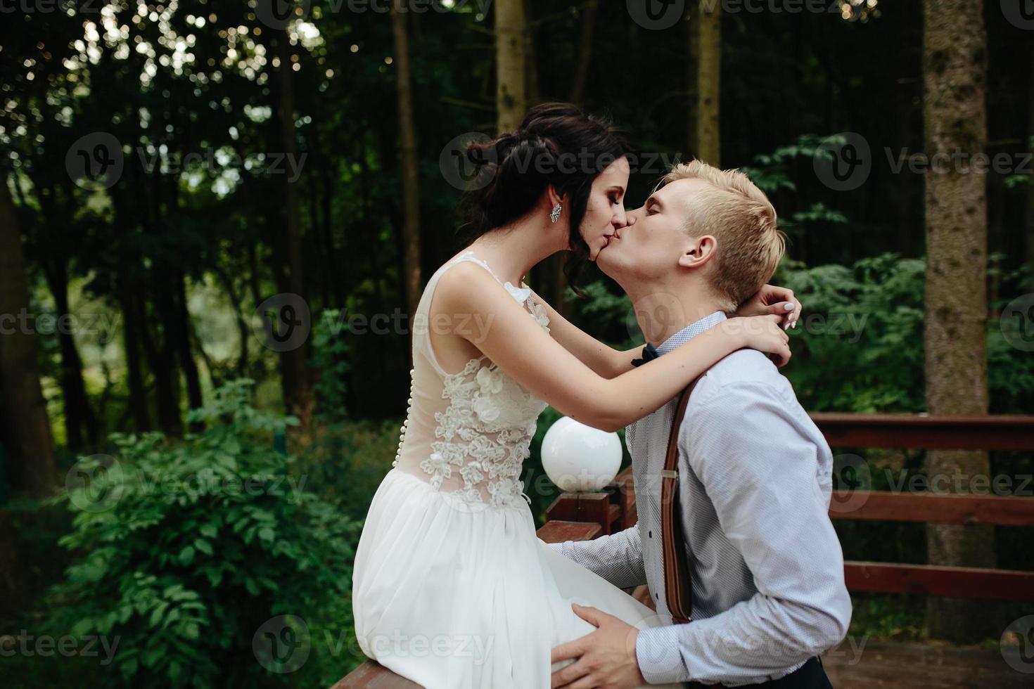 novia y novio posando en la veranda foto