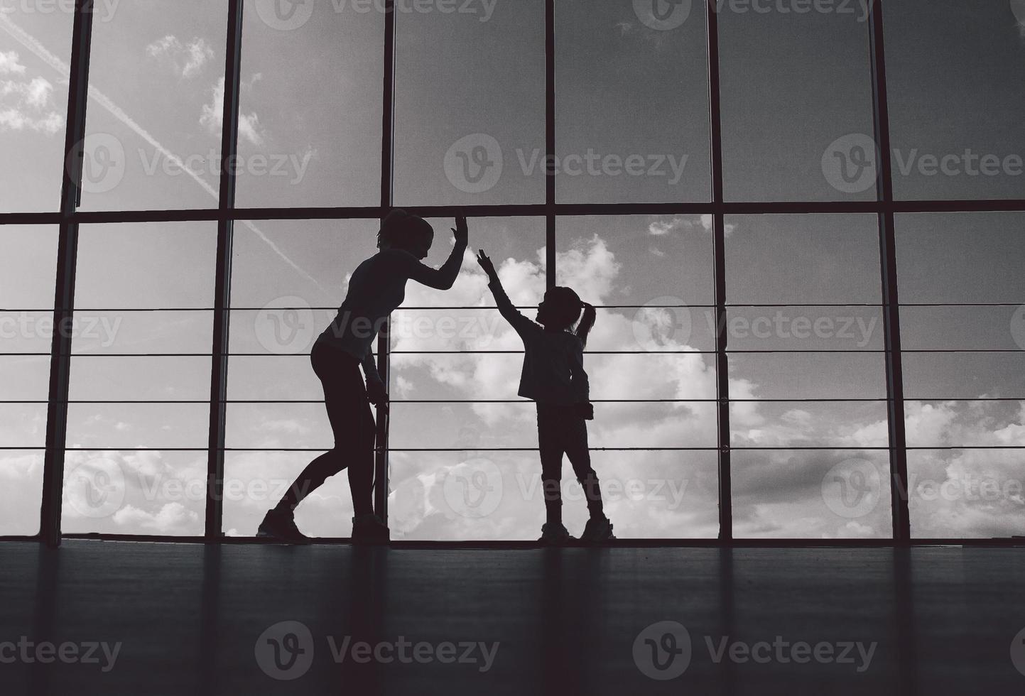 familia encantadora pasa tiempo en el gimnasio foto