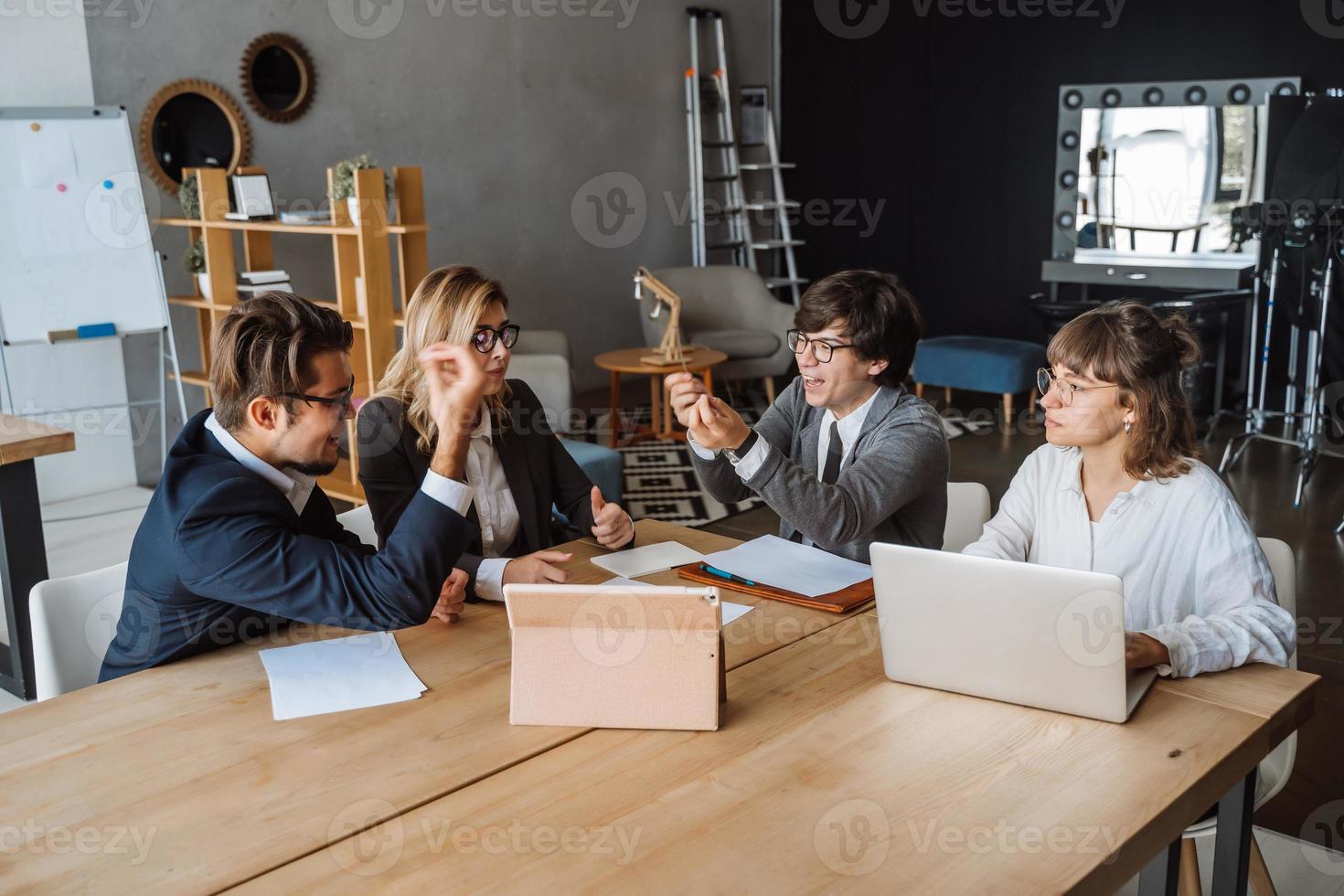 concepto de reunión de intercambio de ideas de trabajo en equipo de diversidad de inicio. planificación de personas. foto