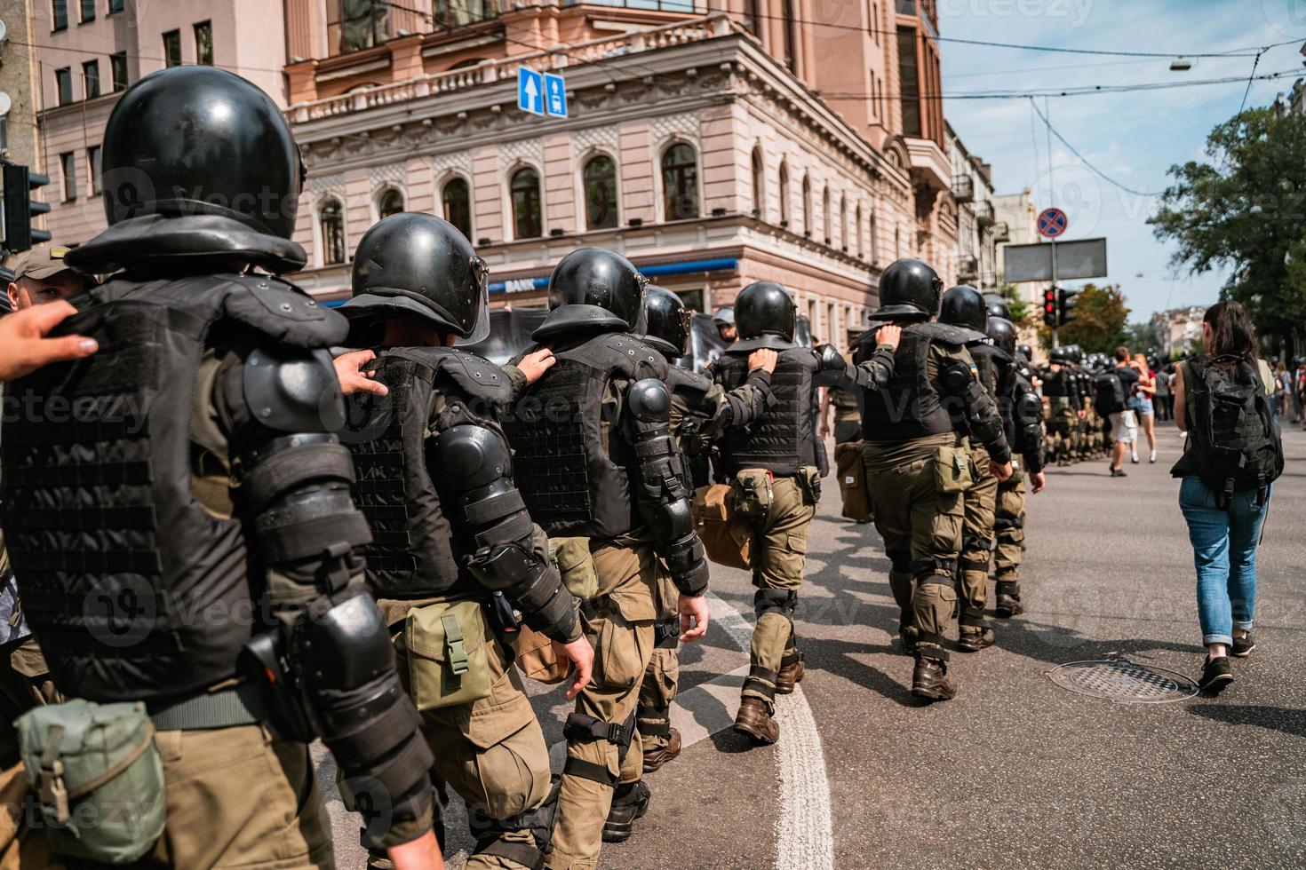 fuerza policial para mantener el orden en la zona durante la manifestación foto