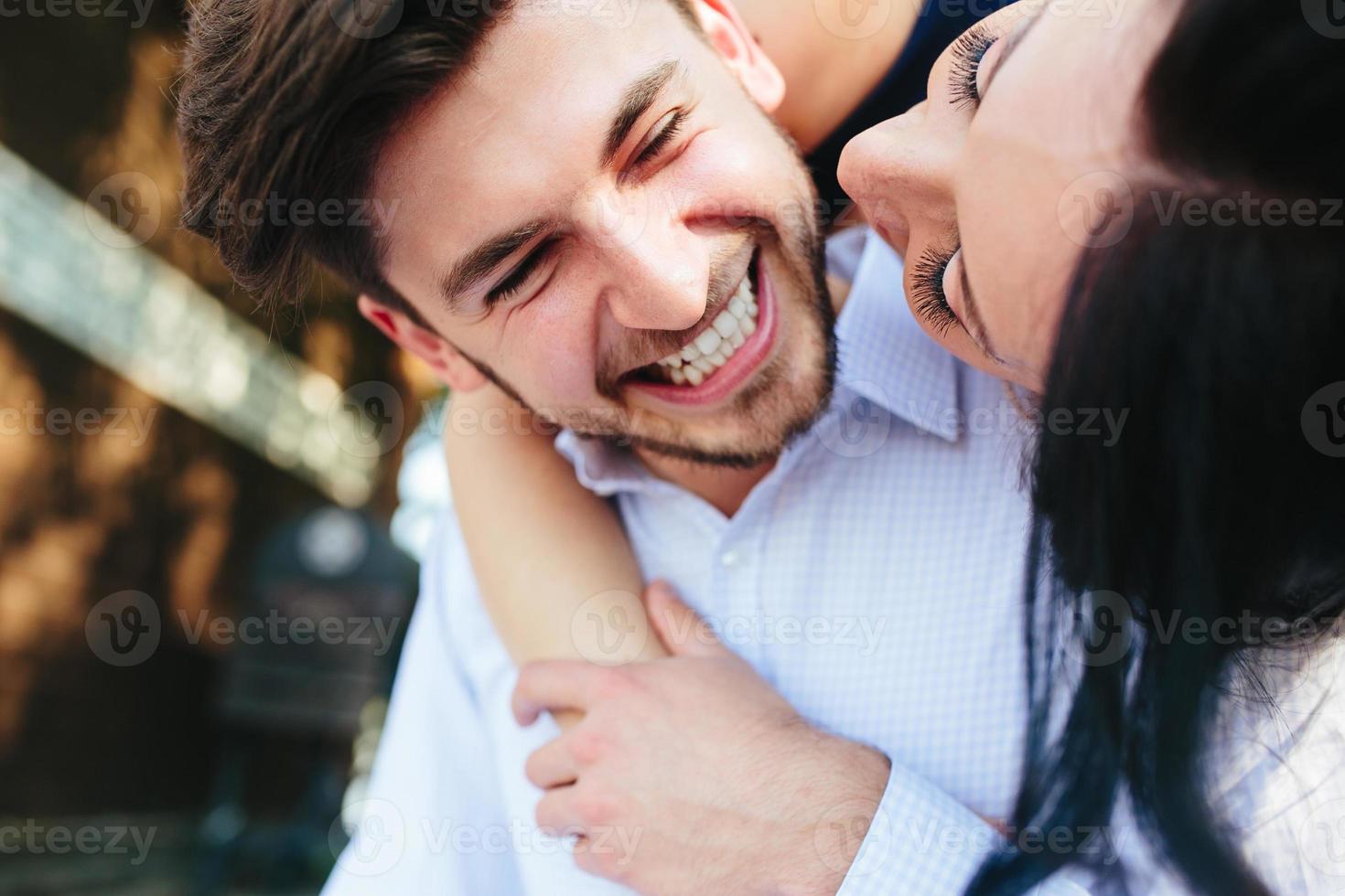 mujer abrazando a su novio por detrás foto